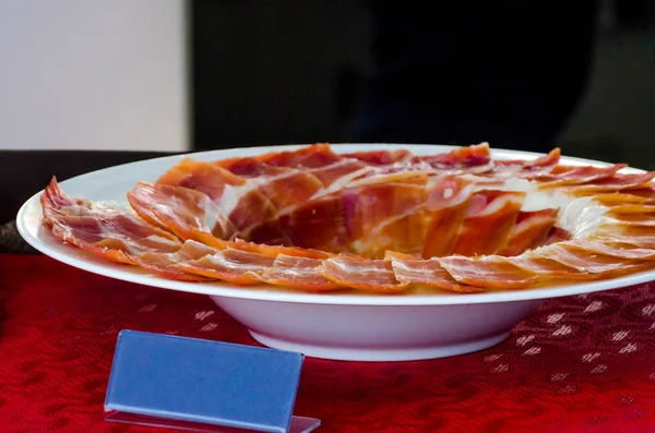 板与削减片的 Jamon Serrano 传统的西班牙火腿 — 图库照片