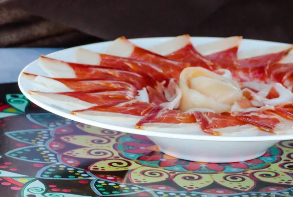 Piatto Con Fette Marmellata Serrano Prosciutto Tradizionale Spagnolo Carne — Foto Stock