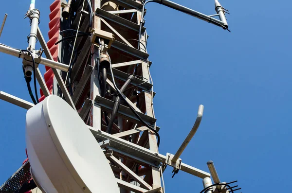 Telecommunicatie Toren Met Antennes Voor Mobiele Communicatie Radar Systemen Technologie — Stockfoto