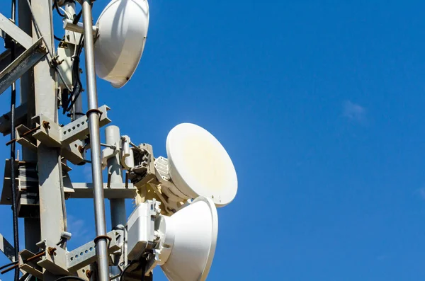 Antenler hücresel iletişim ve radar sistemleri, teknoloji telekomünikasyon kule