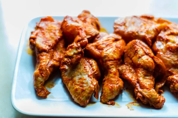 鸡翅腌制在烧烤酱 典型的美国小吃 美味的食物 — 图库照片