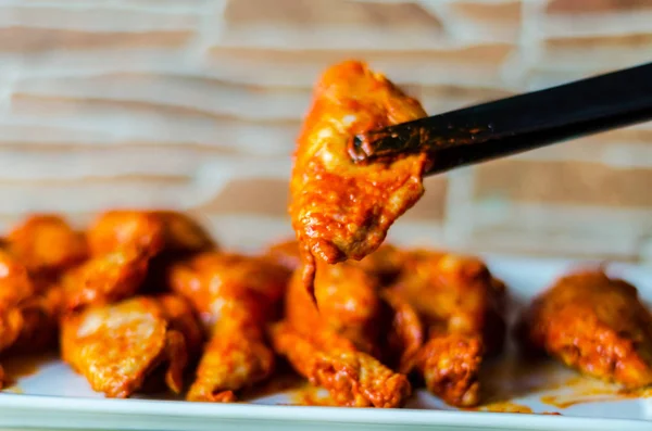 Kippenvleugeltjes Gemarineerd Een Typische Amerikaanse Snack Heerlijk Eten Een Barbecue — Stockfoto