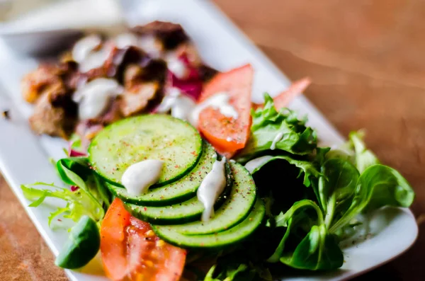 美味的菜与猪肉 西红柿和黄瓜在一个白色的盘子与浸水 健康的膳食 — 图库照片