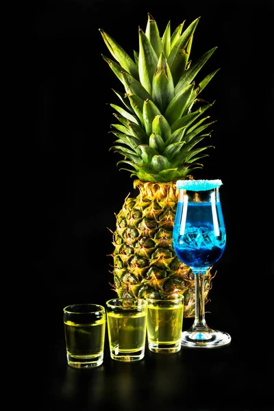 Smaczne Kolorowe Napoje Oparte Różnych Alkoholi Syropów Likierów Tle Ananas — Zdjęcie stockowe