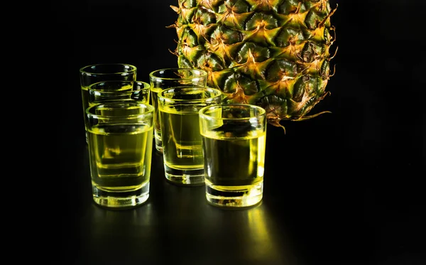 Smaczne Kolorowe Napoje Oparte Różnych Alkoholi Syropów Likierów Tle Ananas — Zdjęcie stockowe
