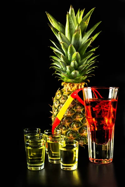 美味多彩的饮料基于各种酒精 糖浆和利口酒的菠萝背景 酒保的工作的独特效果 派对之夜 — 图库照片