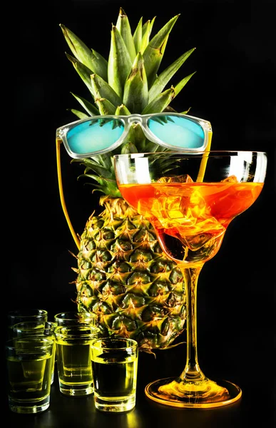 美味多彩的饮料基于各种酒精 糖浆和利口酒的菠萝背景 酒保的工作的独特效果 派对之夜 — 图库照片