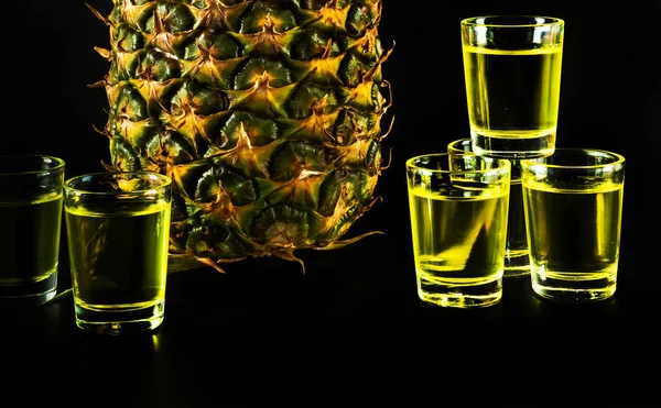 Smaczne Kolorowe Napoje Oparte Różnych Alkoholi Syropów Likierów Tle Ananas — Zdjęcie stockowe