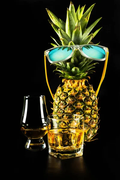 苏格兰威士忌在一个杯子与菠萝 金黄颜色威士忌 专属饮料 — 图库照片
