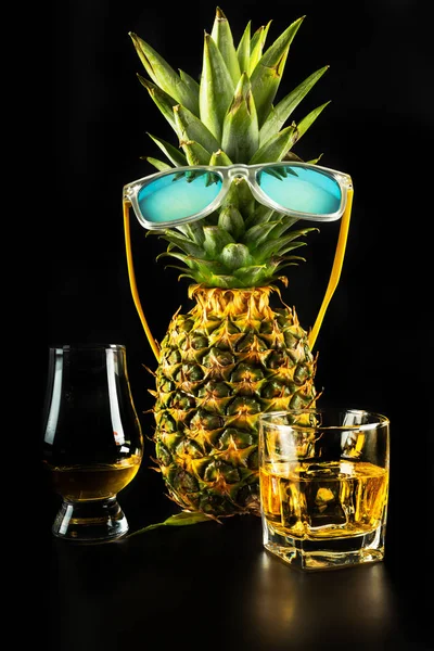 Whisky Escocés Vaso Con Piña Whisky Color Dorado Bebida Exclusiva —  Fotos de Stock