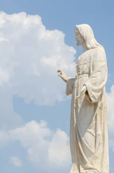 Λευκό Άγαλμα Του Ιησού Πάνω Στο Λόφο Τόπος Προσευχές Έξω — Φωτογραφία Αρχείου