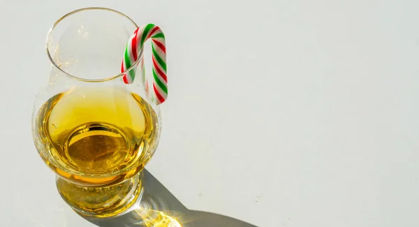 Single Malt Whiskey Glas Med Polkagris Symbolen För Jullov Xmas — Stockfoto