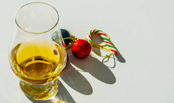 Single Malt Whiskey Glas Med Polkagris Och Julgranskulor Symbolen För — Stockfoto