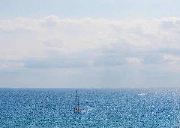 Яхта Парусный Спорт Чистое Небо Голубая Вода Рекреационный Спорт Активный — стоковое фото