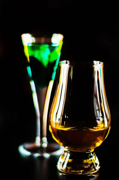 Whisky Single Malt Dans Verre Liqueur Menthe Verte Ensemble Rafraîchissant — Photo