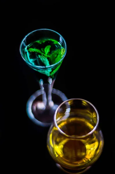 シングルモルト ウイスキー グラスと緑色のミント リキュール ドリンク 味の感覚のセットを更新 — ストック写真