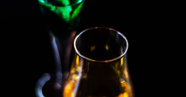 Whisky Single Malt Dans Verre Liqueur Menthe Verte Ensemble Rafraîchissant — Photo