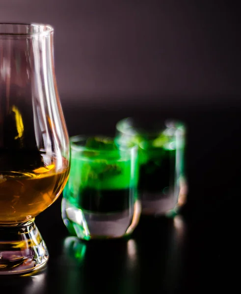 Ενιαίο Ουίσκυ Βύνης Ένα Ποτήρι Και Λικέρ Μέντας Πράσινο Δροσιστικό — Φωτογραφία Αρχείου