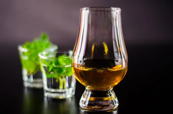 Single Malt Whisky Ett Glas Och Grön Mint Likör Uppfriskande — Stockfoto