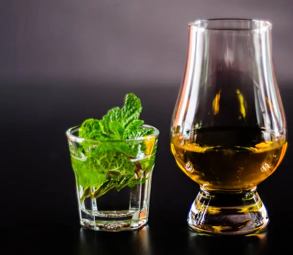 Whisky Single Malt Dans Verre Liqueur Menthe Verte Ensemble Rafraîchissant — Photo