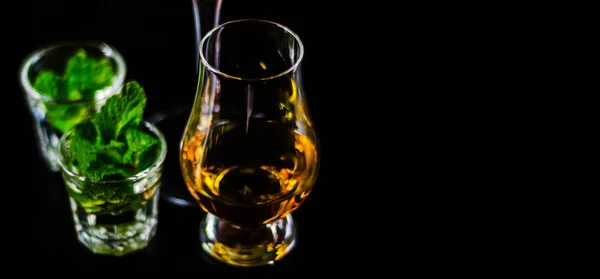 Single Malt Whisky Glas Und Grüner Minzlikör Erfrischende Getränke Geschmackserlebnisse — Stockfoto