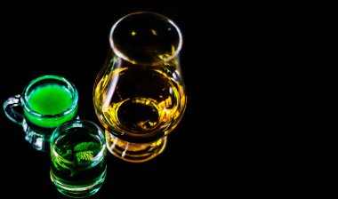 tek malt viski bir cam ve yeşil nane likörü, serinletici içecekler, tat hissi kümesi