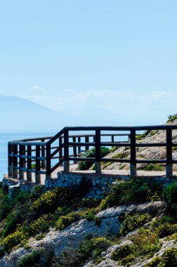 deniz kıyısında ahşap mesire bir uçurum rock Rincon de la yer Victoria, Costa del Sol, Endülüs, İspanya