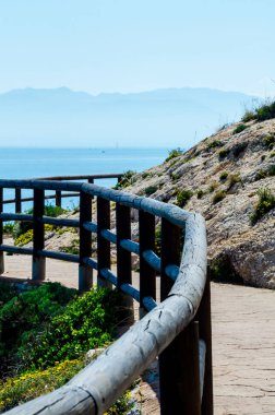 deniz kıyısında ahşap mesire bir uçurum rock Rincon de la yer Victoria, Costa del Sol, Endülüs, İspanya
