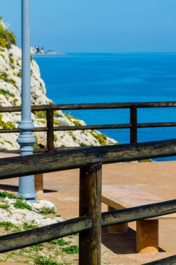 deniz kıyısında ahşap mesire bir uçurum rock Rincon de la yer Victoria, Costa del Sol, Endülüs, İspanya