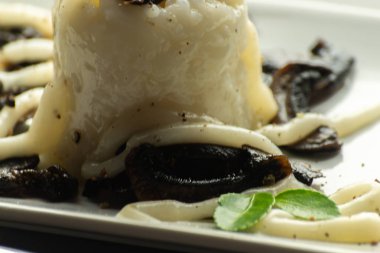 tatlı pirinç yemek ve gıda, bir vejetaryen yemek zarif bir porsiyon bir mantar tabanlı sos