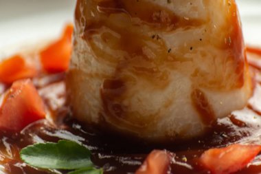 bir portre bir pirinç yemek ve gıda, bir vejetaryen yemek zarif bir bölümünü bir domates tabanlı sos