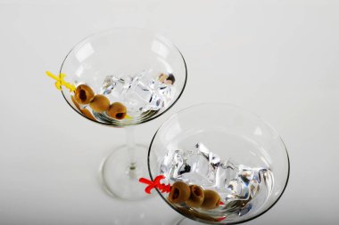 cin vermut beyaz bir arka planda klasik kokteyl zeytin ile hizmet bir cam ile parti gece