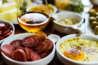 bardak viski tek malt ve set küçük porsiyonlar, lezzetli aperatif ve içecek farklı meze ile