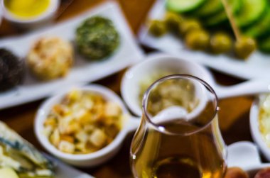 bardak viski tek malt ve set küçük porsiyonlar, lezzetli aperatif ve içecek farklı meze ile