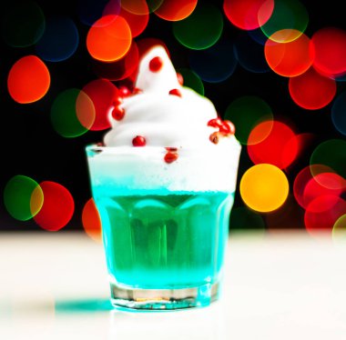 Noel içecek bir bardak bokeh arka plan, Noel dekorasyonu çubuğunda, xmas parti üzerinde vurulmuş