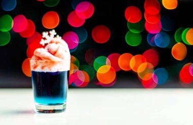Noel içecek bir bardak bokeh arka plan, Noel dekorasyonu çubuğunda, xmas parti üzerinde vurulmuş