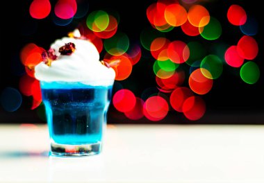Noel içecek bir bardak bokeh arka plan, Noel dekorasyonu çubuğunda, xmas parti üzerinde vurulmuş