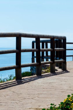 deniz kıyısında ahşap mesire bir uçurum rock Rincon de la yer Victoria, Costa del Sol, Endülüs, İspanya