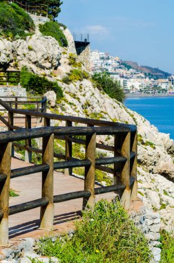 deniz kıyısında ahşap mesire bir uçurum rock Rincon de la yer Victoria, Costa del Sol, Endülüs, İspanya