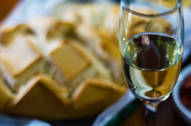 Şampanya ile küçük porsiyonlar, sağlıklı ve lezzetli aperatifler, lezzetli set set meze