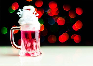 Noel içecek bir bardak bokeh arka plan, Noel dekorasyonu çubuğunda, xmas parti üzerinde vurulmuş