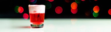 Noel içecek bir bardak bokeh arka plan, Noel dekorasyonu çubuğunda, xmas parti üzerinde vurulmuş