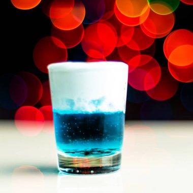 Noel içecek bir bardak bokeh arka plan, Noel dekorasyonu çubuğunda, xmas parti üzerinde vurulmuş