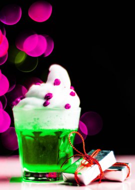 Noel içecek bir bardak bokeh arka plan, Noel dekorasyonu çubuğunda, xmas parti üzerinde vurulmuş