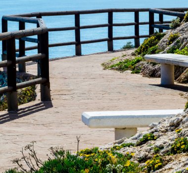 deniz kıyısında ahşap mesire bir uçurum rock Rincon de la yer Victoria, Costa del Sol, Endülüs, İspanya