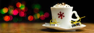 Noel kahve krem şanti ve arka plan bokeh ışıklar, xmas üzerinde küçük bir hediye