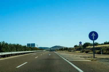 İspanya, güzel manzara dağlar, Kuru toprak ve kaya güneşten, ulaşım dağlarda hızlı yol