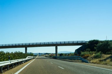 İspanya, güzel manzara dağlar, Kuru toprak ve kaya güneşten, ulaşım dağlarda hızlı yol