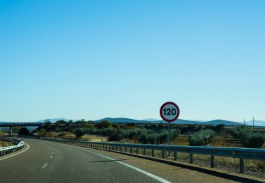 İspanya, güzel manzara dağlar, Kuru toprak ve kaya güneşten, ulaşım dağlarda hızlı yol