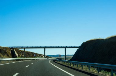 İspanya, güzel manzara dağlar, Kuru toprak ve kaya güneşten, ulaşım dağlarda hızlı yol